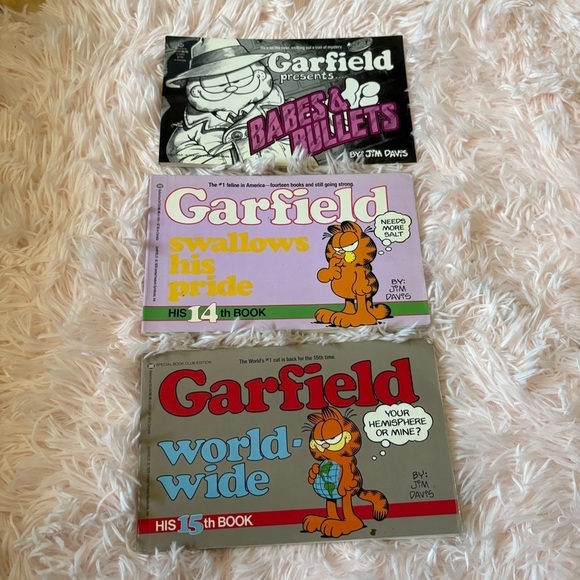 Garfield Comic Book Set Vintage Babes & Bullets Swallows His Pride World Wide - Picture 1 of 2